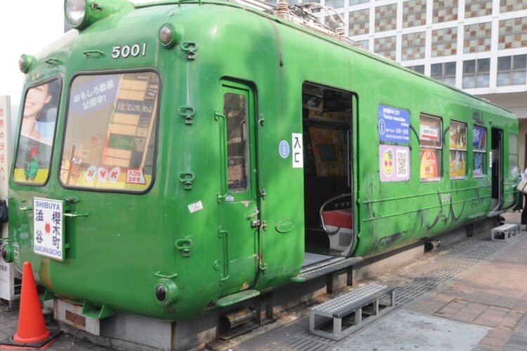 渋谷駅前で観光案内所として機能していた「青ガエル」。2020年に秋田県大館市へと引き取られた