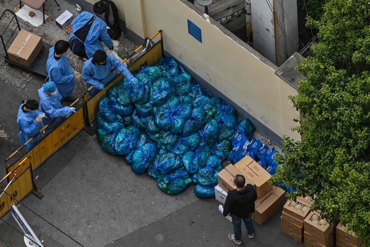 ロックダウンとなった地域に届けられた野菜がワイルド（時事通信フォト）