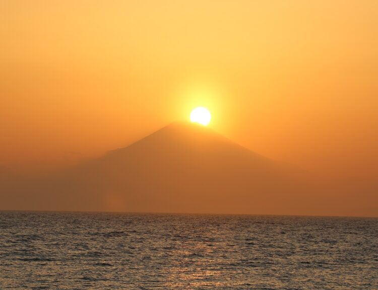 相模湾越しに見るダイヤモンド富士