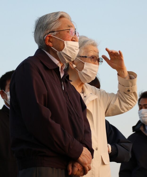 夕日に照らされる上皇・上皇后陛下。葉山御用邸でのご静養で、人生初の「ダイヤモンド富士」をご覧になったご夫妻（4月12日）