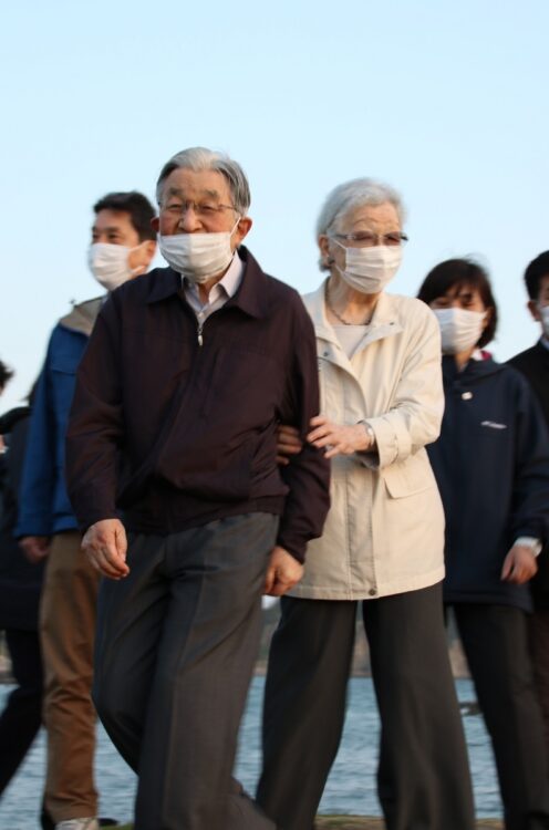 茶系のブルゾン姿でシックな装いの上皇さまに対し、美智子さまは薄手のグレーのハーフコート