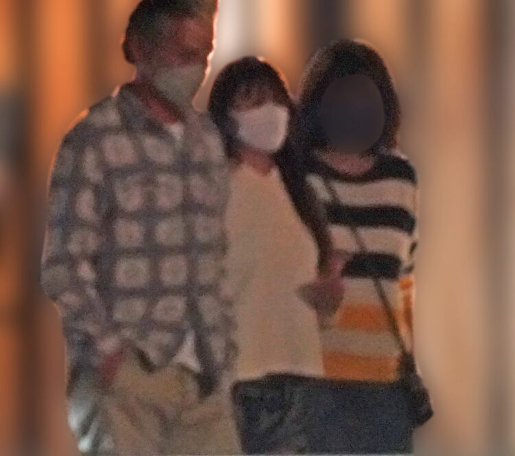 渡部篤郎夫妻とぴったりくっついて歩く、現在仕事をセーブ中の深キョン（写真は2022年4月中旬）