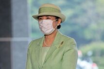 春の訪れを感じさせる“勝負カラー”の若草色ドレスをお召しに。昨年の「全国植樹祭」でも、若草色を選ばれていた(撮影/JMPA)