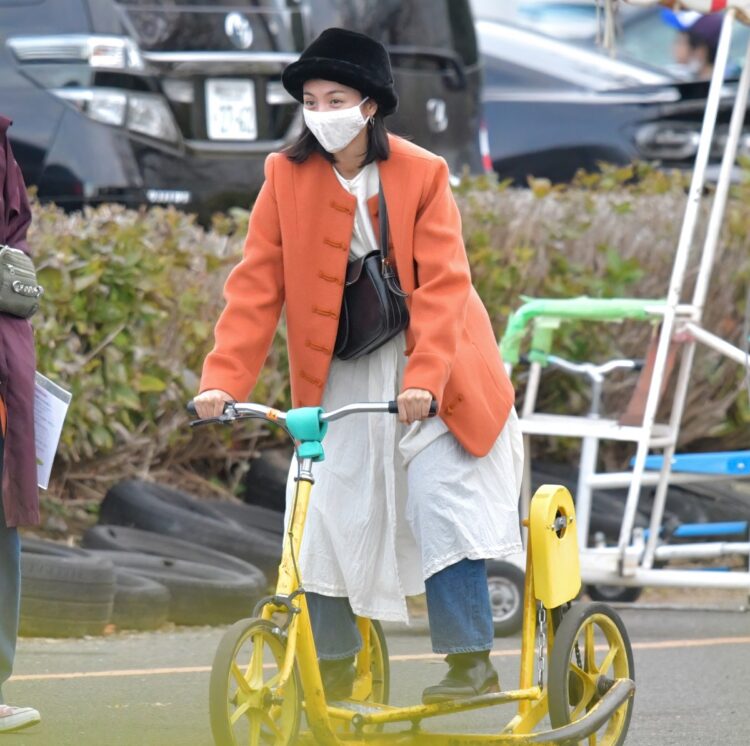 昨冬にはアクティブなお出かけ姿も目撃されていた満島