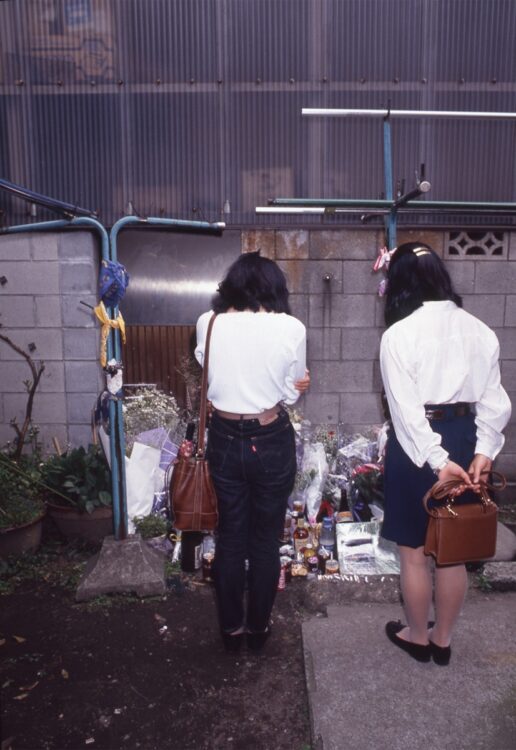 死の直前、東京都足立区の民家の庭で尾崎は泥酔し、全裸で倒れていた。彼の死後、ここに花を手向けるファンが後をたたなかった。その後、家主は自宅の一部を開放。2011年に取り壊されるまでの19年間、「尾崎ハウス」と呼ばれ全国からファンが集まった
