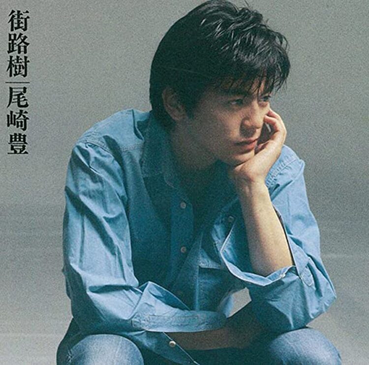 尾崎の4枚目のアルバム『街路樹』に収録の『紙切れとバイブル』に、小暮はギターで参加