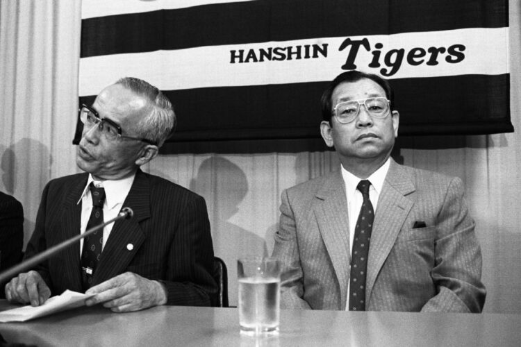 1987年、退団が決まり記者会見する阪神の吉田義男監督（右＝時事通信フォト）