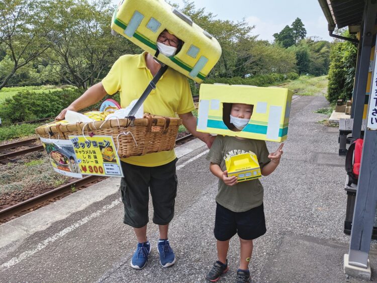 2012年から土・日・祝日の午前10時から立ち売りする掛須保之さん