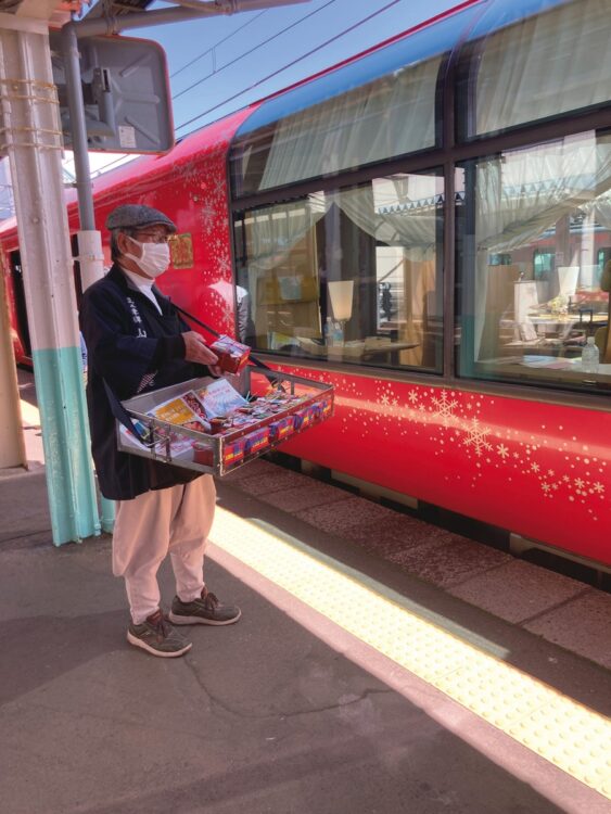 立ち売りを約20年間担当している下井道夫さん