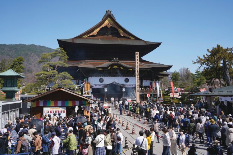 御開帳の善光寺（時事通信フォト）