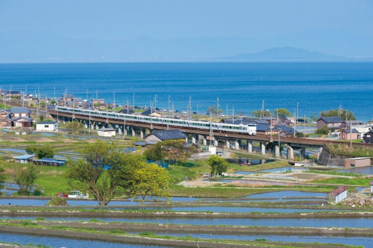 近江塩津駅と山科駅を結ぶ湖西線は琵琶湖の西岸を走り、車窓から湖面の眺めを楽しめる区間が多い（写真＝小宮山隆司／AFLO）