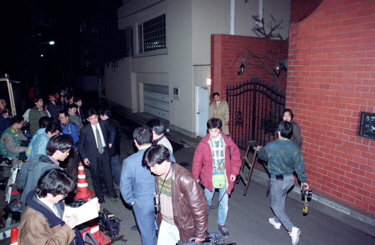 1993年、金丸信・前自民党副総裁の逮捕を受けて、駆けつけた報道陣でごった返す金丸氏の自宅前（時事通信フォト）