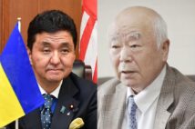 初代防衛大臣を務めた久間章生氏(右)が岸信夫防衛相に提言(写真/共同通信社、時事通信フォト)