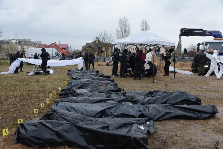 ウクライナ・ブチャの聖アンドリュー教会の裏手には遺体が安置されている袋が置かれていた