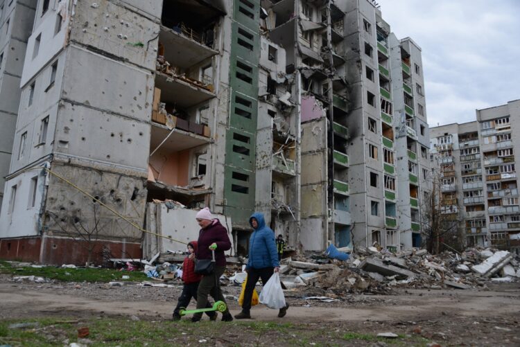 破壊された町で暮らす住民たち（写真／水谷氏撮影）