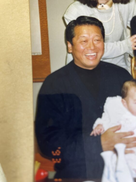 1993年1月24日、赤ん坊を抱く小沢