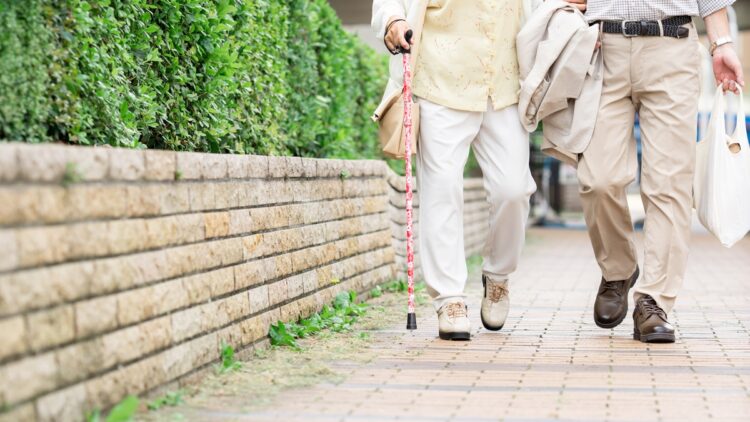 自分の足で歩けることを喜ぶことも大切だと語る和田氏（写真はイメージ）