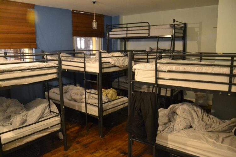 ルームシェアの部屋には二段ベッドがあるだけだった（イメージ）