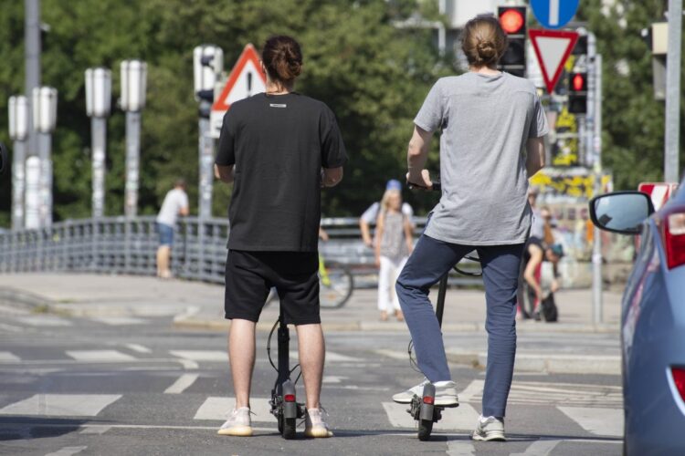 改正道路交通法によって近い将来、無免許でも電動キックボードの運転ができるようになるが、2022年4月時点の日本では免許必須だ（イメージ、picturedesk.com/時事通信フォト）