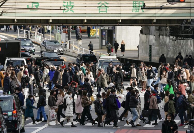 繁華街で2人一組となり「美味しい居酒屋しりませんか」と声をかけるなどしてマルチのグループへ勧誘している（イメージ、時事通信フォト）