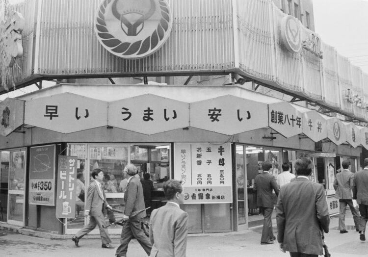 1990年、東京・新橋の吉野家（時事通信フォト）