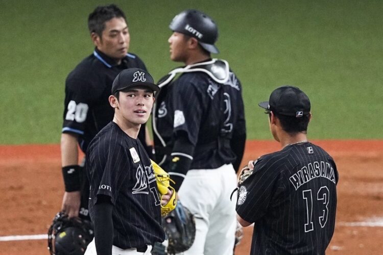 プロ野球の審判は絶対的な権限を持つ。佐々木朗希に詰め寄る白井球審（共同通信社）