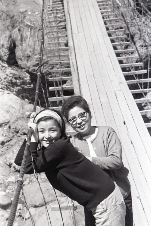 あどけなさが残る倍賞千恵子と母・はなさん