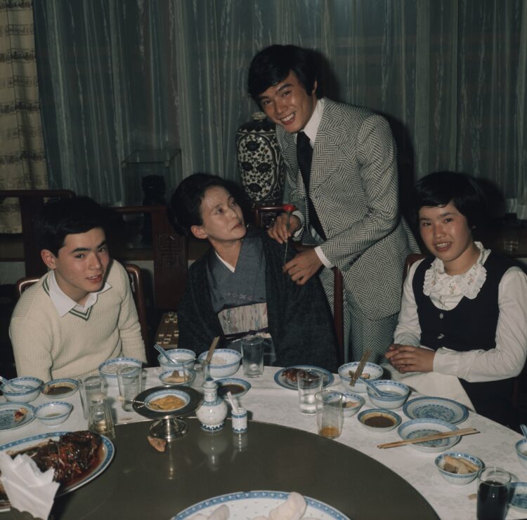 母・尚子さん（左から2人目）の肩に手を添える森進一