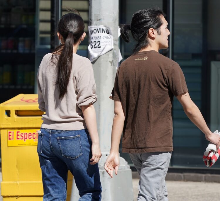 エコバッグを持ち歩く小室さんと、カジュアルファッションの眞子さん。インフレなどが襲う（写真は4月）