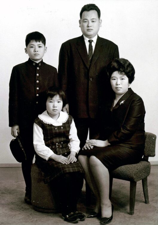 父親のアメリカ出張前に撮った家族写真。この頃すでに祖母の家でアレンジ料理に挑戦するなど、おいしいものを追求していた