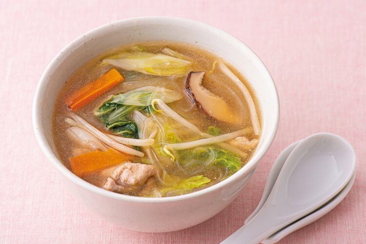 アメリカで生まれた中華料理のチャプスイは、八宝菜に似た料理。安奈さんの家では、汁が多めの中華風スープにしていたそう。「大きな水餃子とセットで食卓に登場するの。母の得意な、とてもおいいいスープでしたね」（撮影／鈴木江実子）