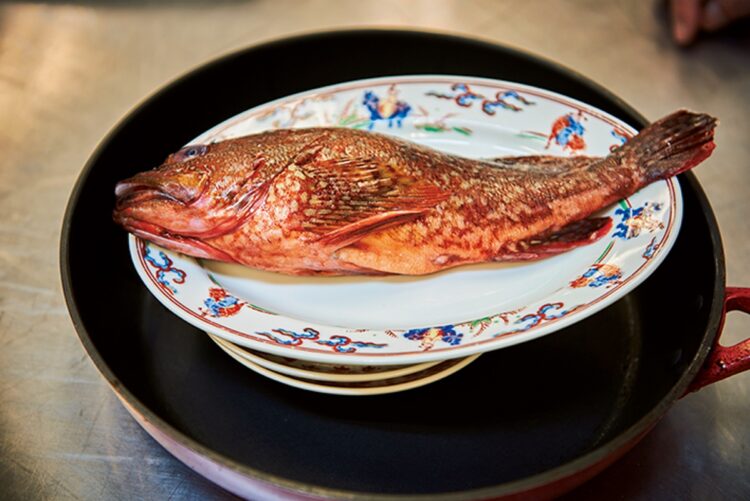フライパンの中に皿を重ねて上に魚を置き、水を張り蓋をして加熱すれば、蒸し器代わりに。調理器具が少ない時代の母の知恵