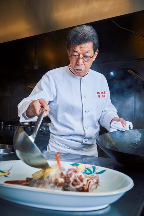 仕上げに魚のだしと油を合わせて熱し、熱々をジューッとかける。旨味が染みわたり、香ばしい香りが広がる