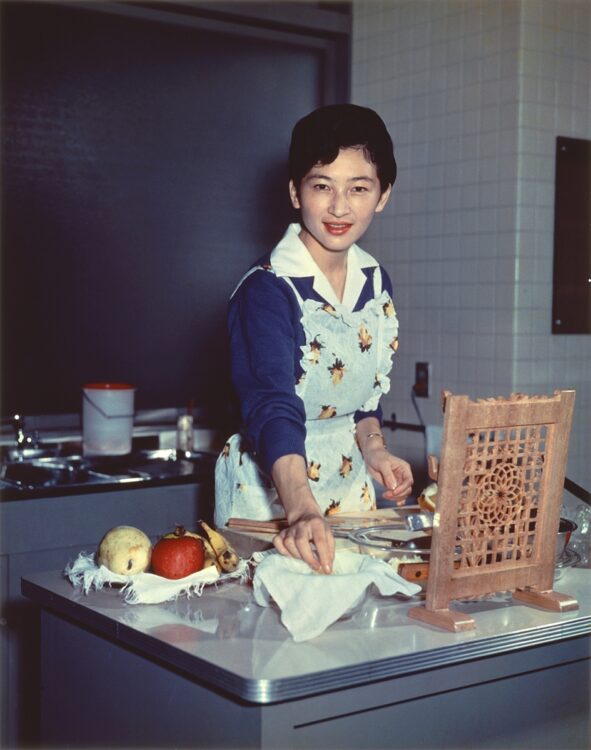 1961年　キッチンに立つ美智子さま