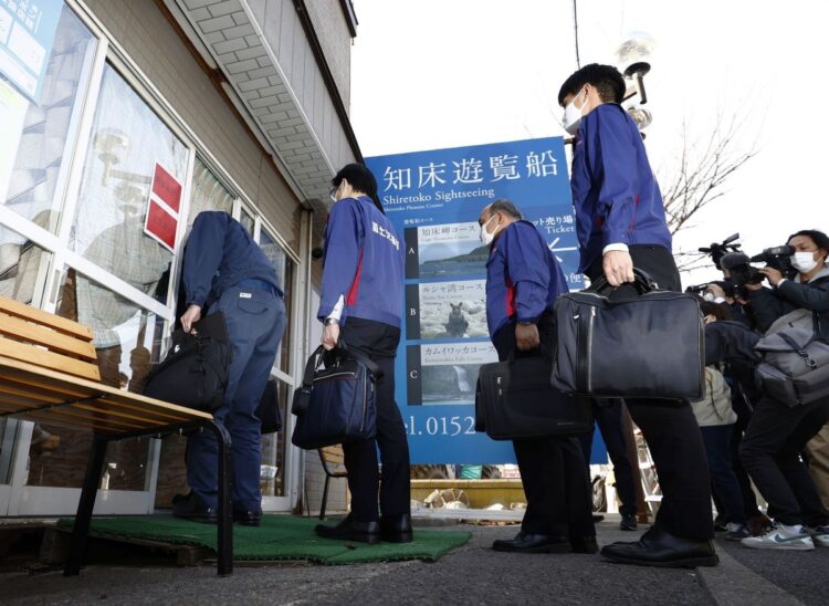 特別監査のため、「知床遊覧船」に立ち入る国交省職員（共同通信社）