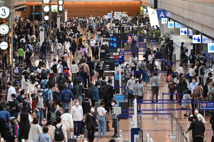 3年ぶりに移動制限がないゴールデンウィークを迎え混雑する羽田空港（AFP＝時事）