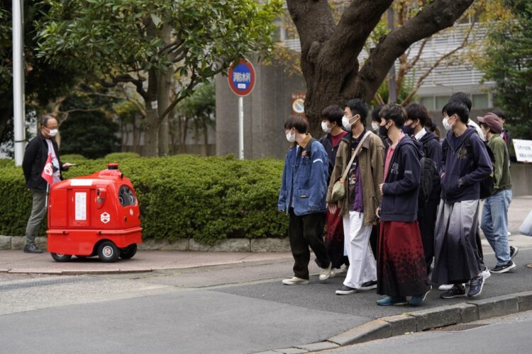 自動走行する宅配ロボット。大量の配達はまだ難しい（EPA＝時事）