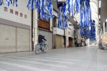 シャッターが下りたままの商店街(時事通信フォト)