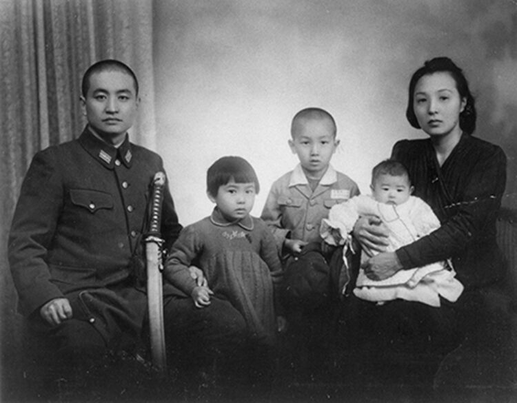 父が死を覚悟して朝鮮半島に出征する前に撮った家族写真