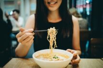 ラーメンでコスパがいいのはどっち？　とんこつ×みそ、全部のせ×通常