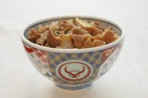 牛丼チェーンでもっと“お得”に食べるテクニック「大盛1杯より並盛＆牛皿」