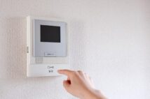 帰宅直後にピンポン、ゴミ出し監視… お節介すぎる隣人の目に怯える人たち