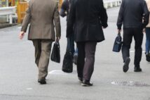特別なスキルなくても大丈夫 70歳まで働く時代「月10万円稼ぐ」シニアの働き方