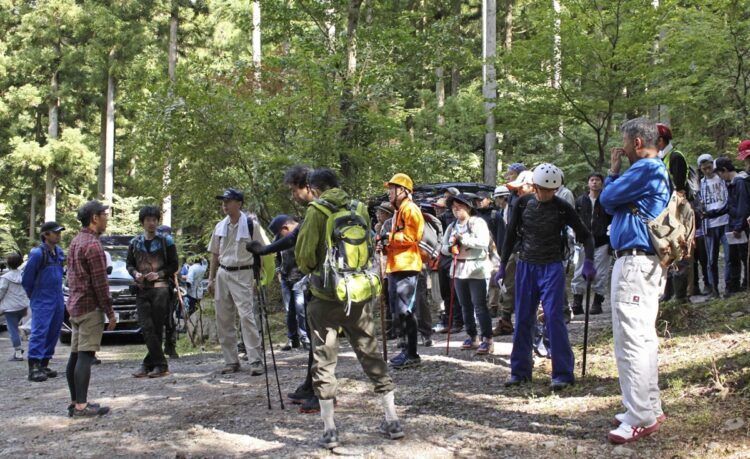 捜索のためにキャンプ場に集まったボランティアたち（2019年9月25日。写真／共同通信社）