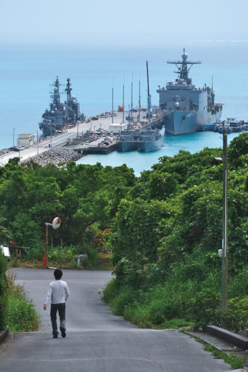 米海軍の港湾基地であるホワイト・ビーチ地区の桟橋。巨大な米軍艦艇の周辺に停泊するのは、海上自衛隊の護衛艦と2隻の掃海艇。同地区には米原子力潜水艦などが過去613回寄港している