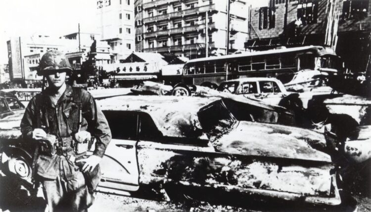 コザ騒動：復帰前の1970年12月20日未明、コザ市（現・沖縄市）で米軍関係の車両80台が焼き払われた。米人車両が横断中の男性に怪我を負わせたうえに、米憲兵が威嚇発砲したことで約5000人の住民が怒りを爆発させた（写真／那覇市歴史博物館）