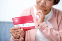 給与、年金ともに高齢女性は男性より水準が低い(写真/PIXTA)