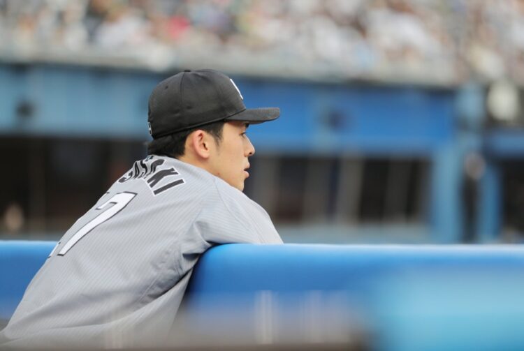 4月17日、一人の走者も出さず8回を投げ終え、降板したロッテ・佐々木朗希（時事通信フォト）