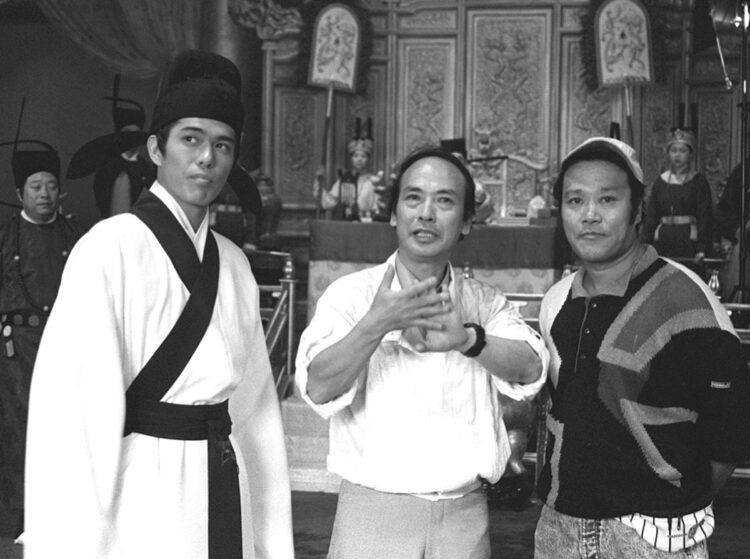 1988年公開の日本・中国合作映画『敦煌』は数々の賞に輝いた。写真はクランクインした1987年5月20日、北京八一映画製作所の宮廷のセット前にて。左から佐藤浩市、佐藤純彌監督、西田敏行（写真／共同通信社）