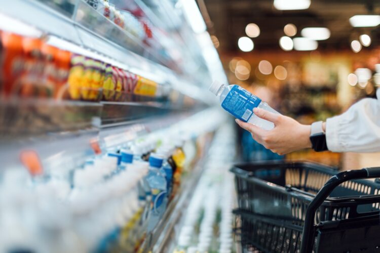 プラスチック製品に含まれる化学物質が飲料に溶け込んでいるとの説が（Getty Images）